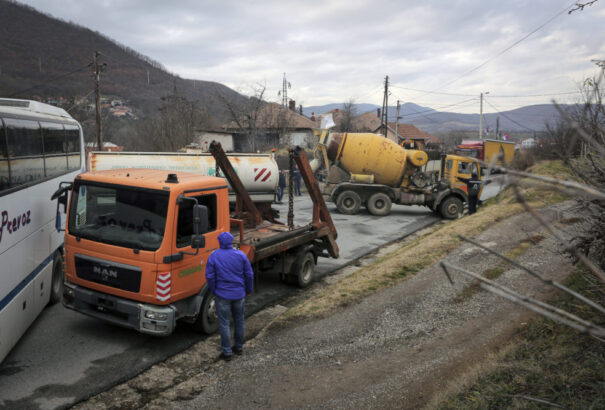 A feszültség megmarad, de már csillapodnak az indulatok Koszovóban