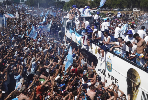 Végzetes ünneplés Buenos Airesben: egy ember meghalt, egy fiú kómába esett, Messiéket helikopterrel kellett kimenekíteni