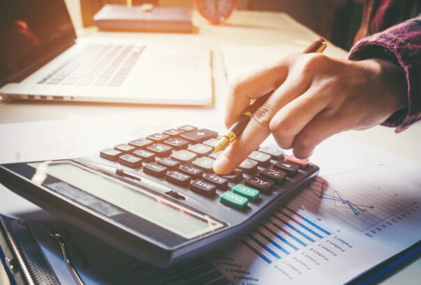 Év végéig csökkenthetik adójukat a vállalkozók – tanácsolja a szakember