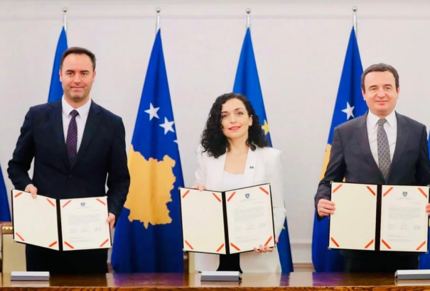 Koszovói vezetők aláírták az ország uniós csatlakozási kérelmét