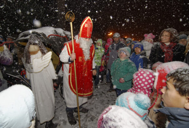 „Nem kaptok semmit. Bejártam a várost, de ilyen őrült gyerekekkel még nem találkoztam” – kiabálta a Mikulás a mateóci roma gyerekeknek