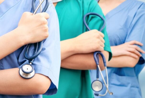 Míg az ápolók száma csökken az egészségügyi szektorban, addig az orvosok száma nő