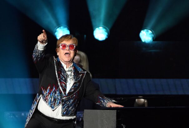 A Glastonbury zenei fesztiválon búcsúzik el brit rajongóitól Elton John