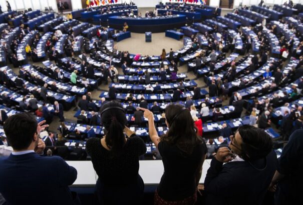 Belgiumban vizsgálati fogságba helyezték az EP korrupcióval gyanúsított alelnökét és társait