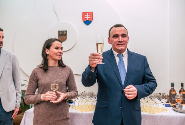 Felháborodás: Álomfizetéssel kezdi meg munkáját Zachar Pár (Szövetség-Aliancia), Ipolyság polgármestere