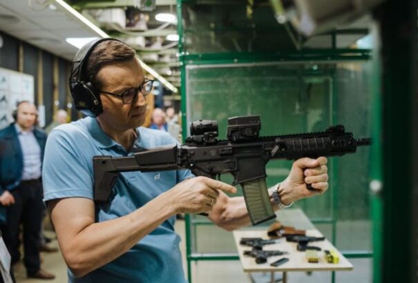 Morawiecki Rambóra váltott: egy varsói lőtéren próbálgatta a lengyel fegyvereket