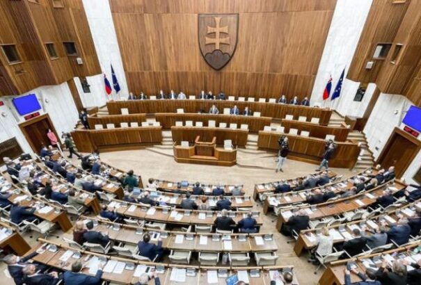 Rendkívüli hír: A parlament megszavazta a választási ciklus lerövidítését célzó alkotmánymódosítást