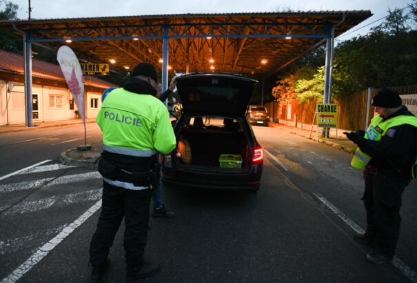 Rakušan fokozatosan enyhíteni szeretné az ellenőrzéseket a cseh-szlovák határon