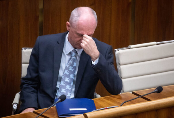 A bukott kormány megadta magát a Villamosművek részvényeseinek: csökkenti az extraprofitadót