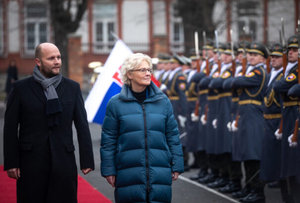 Kulcsfontosságú pillanatban mozdítanák el a német védelmi minisztert. A kormányválság küszöbén áll Németország?