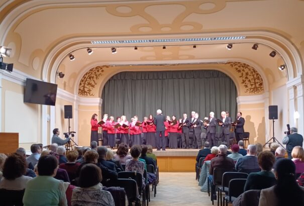 Többször visszatérő vastaps zúgott Himnuszunk kétszáz éves jubileumának gálaestjén a komáromi Selye János Gimnázium aulájában (Képekkel)