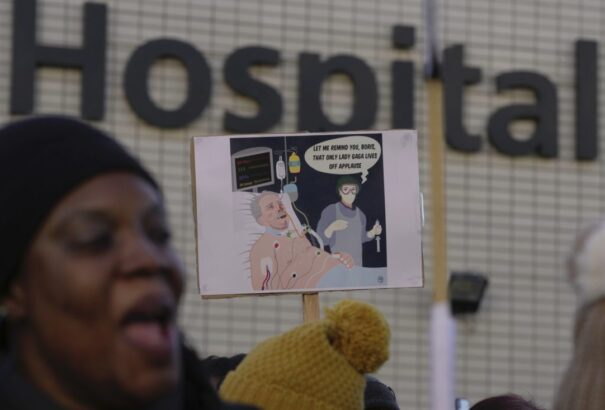 Egészségügyi armageddon Nagy-Britanniában: nincs szabad ágy, a folyosókon kezelik a betegeket