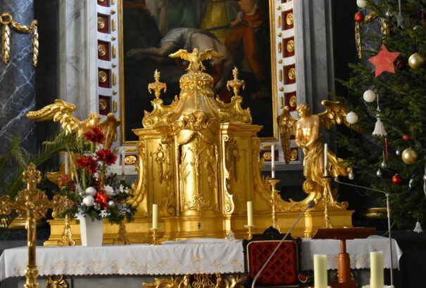Felszentelték Rimaszombat katolikus templomának főoltárát – Képekkel