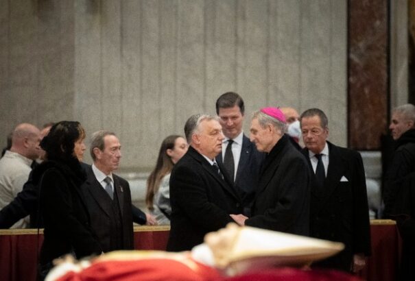 Orbán Viktor lerótta kegyeletét XVI. Benedek ravatalánál