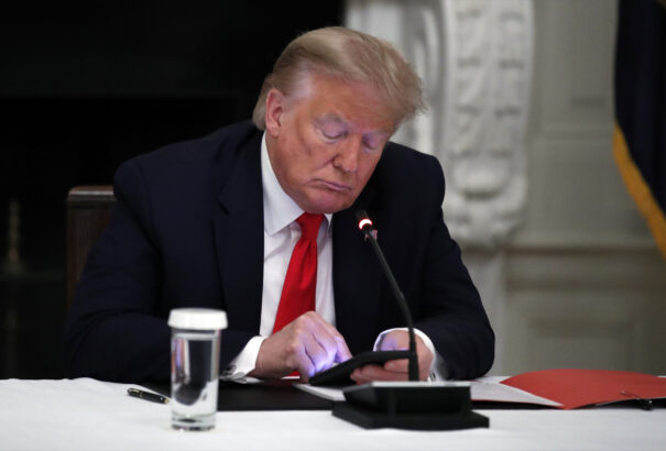 A Meta visszaállítja Trump fiókját a Facebookon és az Instagramon