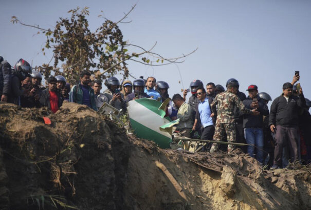 Súlyos repülőgép-szerencsétlenség történ Nepálban. Legalább 40 halálos áldozat (videók)