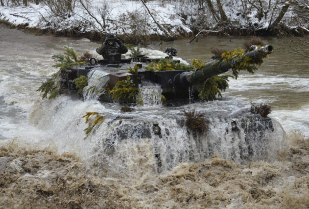 Ukrán nagykövet: Összesen több mint 300 tankot ígértek Ukrajnának a világ minden részéről