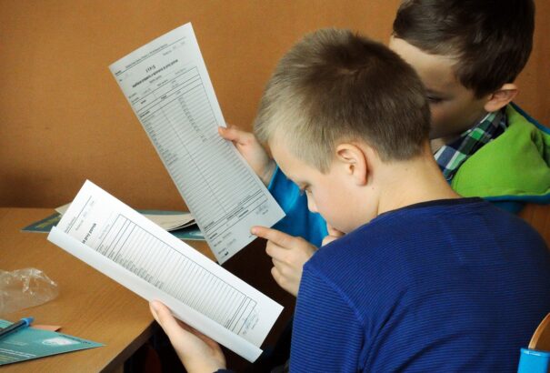 Bizonyítványosztás: Több mint 700 ezer alap- és középiskolás kapja meg a félévi bizonyítványt