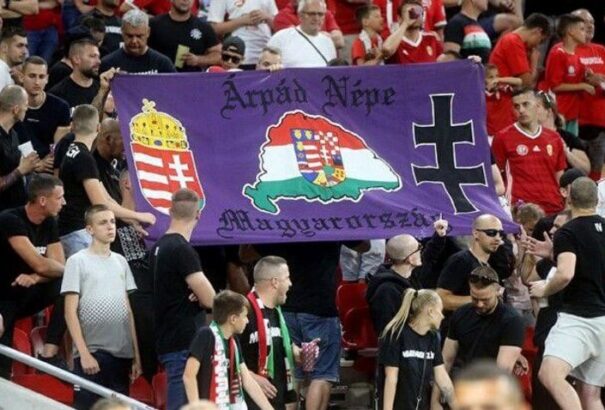 Miért lehet nagy-magyarországos sál rajtunk, de tiltják a történelmi zászlót a magyar válogatott mérkőzéseken?