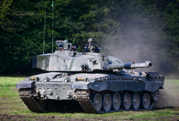 Megérkeztek Nagy-Britanniába a harckocsikiképzésen részt vevő ukránok