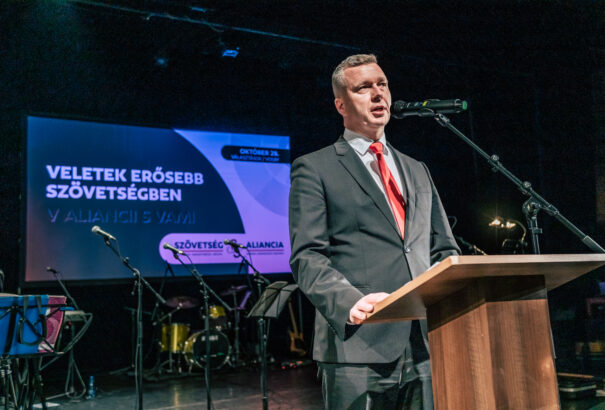 Vajon kinek az érdeke hájpolni Simon Zsoltot, és miért?