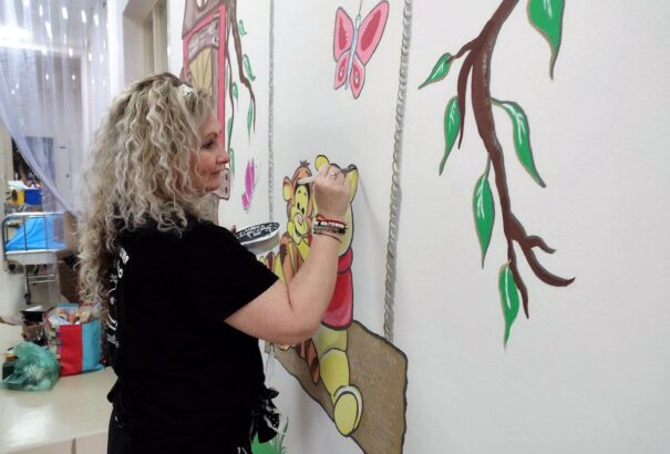 Gyönyörű festményekkel díszítették ki a komáromi kórház gyermekosztályát