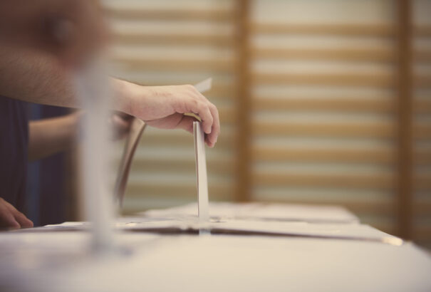 Népszavazás 2023: Nagyon alacsony a választási részvétel, az eredmények hajnali 1 óra körül várhatóak