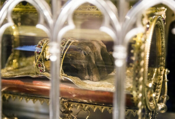 Mede Géza: Ereklyék, csodák – a hívő keresztények vigaszai