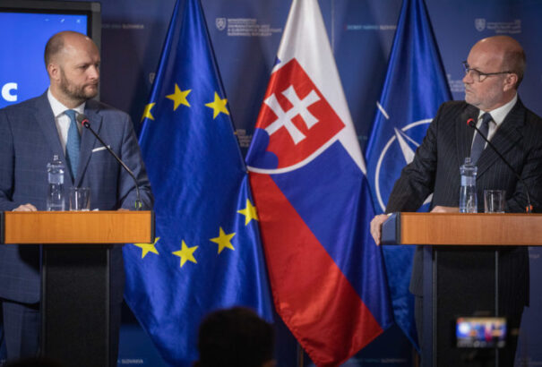 Naď és Káčer kéz a kézben: Ukrajna katonai támogatása Szlovákia érdeke