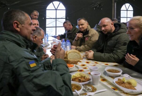 Duda meglátogatta a lengyelországi Leopard-kiképzésen lévő ukrán katonákat