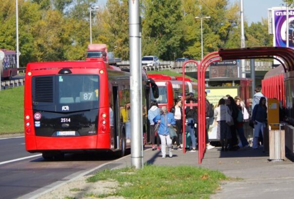 Ezentúl csak jelzésre állnak meg a pozsonyi buszok és trolik a megállókban