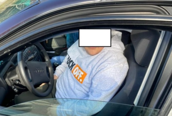 Egy 11 éves fiú vezette az autót Szereden. A kocsiban a nagymamája és az autó tulajdonosa ült