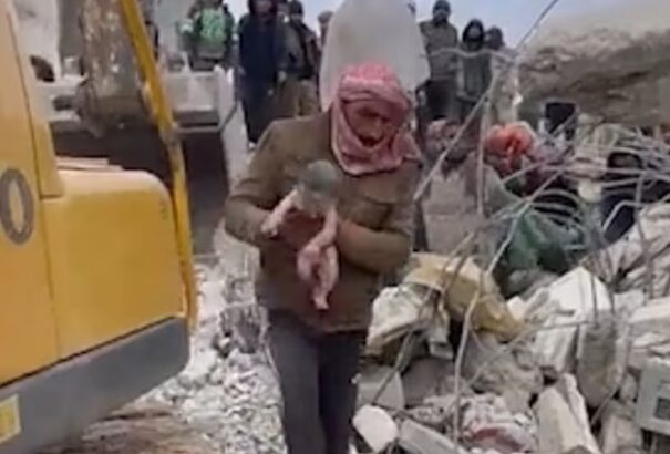 Szíriában a romok alatt jött világra egy újszülött. A családból egyedül ő élte túl a katasztrófát