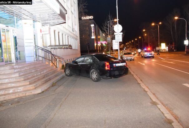 Közvilágítási oszlopnak csapódott egy jármű Komáromban, melyben csempészek tartózkodtak