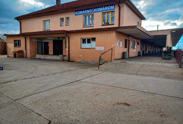 Egy 22 éves férfi egy konyhakéssel legalább hatszor megszúrta áldozatát a komáromi vasútállomáson