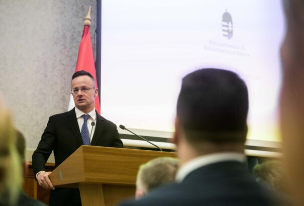 Szijjártó: minél előbb véget kell érnie az ukrajnai háborúnak