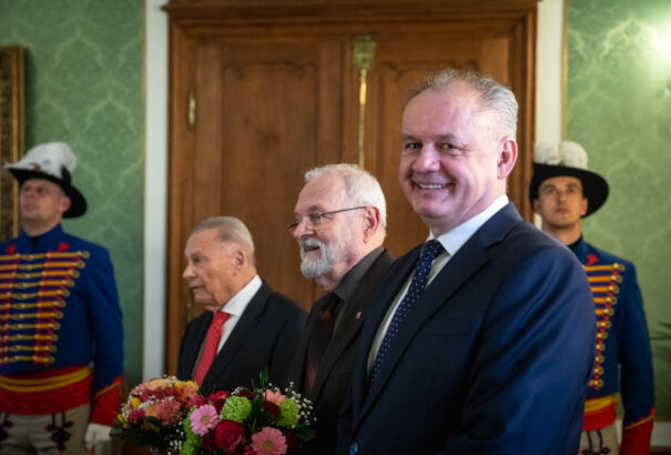 A korábbi elnökök szerint az előrehozott választásokat szeptembernél korábban kellene megtartani