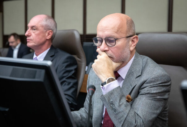 Adótartozás, Globsec, Bajnai Gordon, sok százezer eurós állami szerződések – rákerestünk a neten Rastislav Káčerre