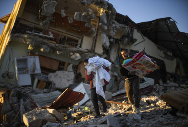 „Kettős csoda” – Törökországban 261 óra után mentettek ki két férfit a romok alól