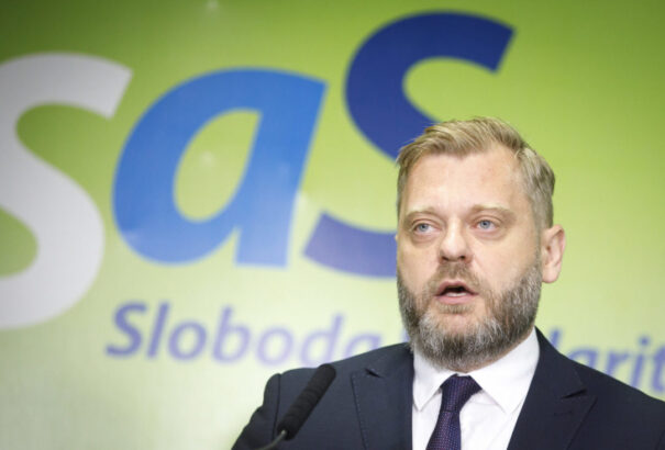 Az SaS szerint Káčer „kinyitotta Pandora szelencéjét”, a Smer úgy véli, Čaputovának le kell váltania a külügyminisztert