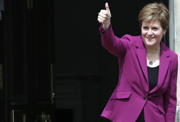 Távozik tisztségéből a skót miniszterelnök