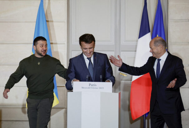 Macron és Scholz Ukrajna folyamatos támogatásáról biztosította Zelenszkijt