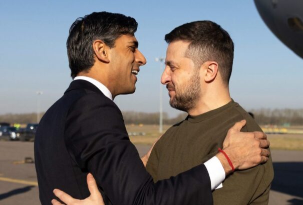 Zelenszkij Londonba utazott, Sunakkal és az uralkodóval is találkozik