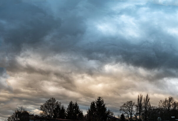 Tombolnak az elemek, narancs riasztás van érvényben a magyarlakta járásokban a viharos erejű szél miatt