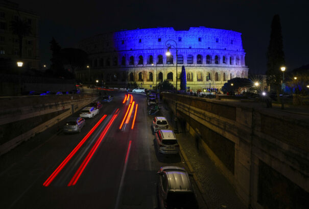 Ukrán nemzeti színekbe borultak Európa nevezetességei az orosz invázió évfordulóján (fotók)