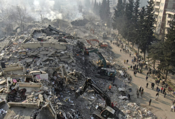 A huszonnégyezret is meghaladta az áldozatok száma Törökországban és Szíriában