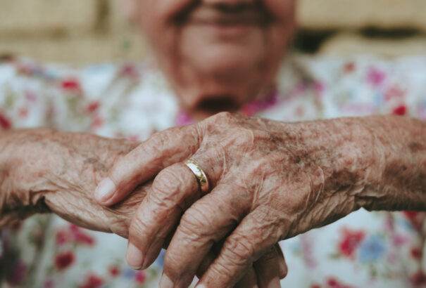 A szegénységi küszöb alatt élő nyugdíjasoknak napi 50 centjük marad a számláik kifizetése után