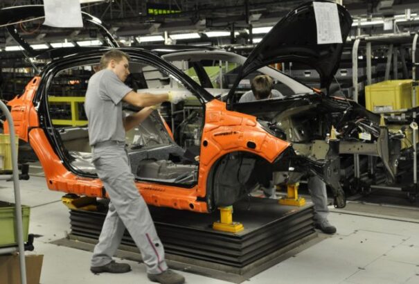 Dőlnek a dominók: tömeges elbocsátás jöhet a nagyszombati Stellantis autógyárban