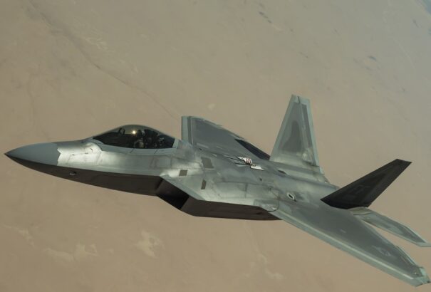 Amerikai ballon-hiszti: egy hobbiklub ártalmatlan léggömbjét lőtte ki az F-22-es