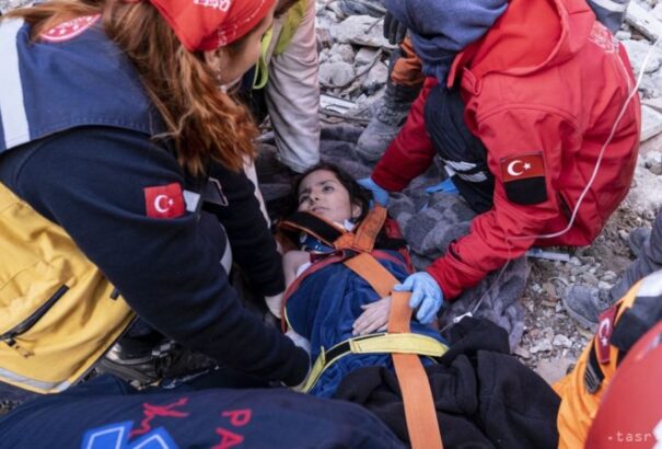 Elképesztő: 228 óra után mentettek ki a romok alól egy nőt két gyermekével